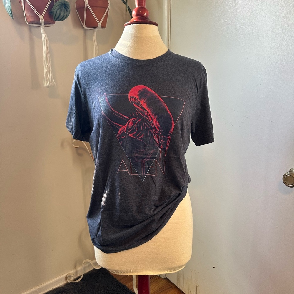 Alien Men's T-Shirt - Dark Gray with Red/purple/blue Xenomorph Graphic